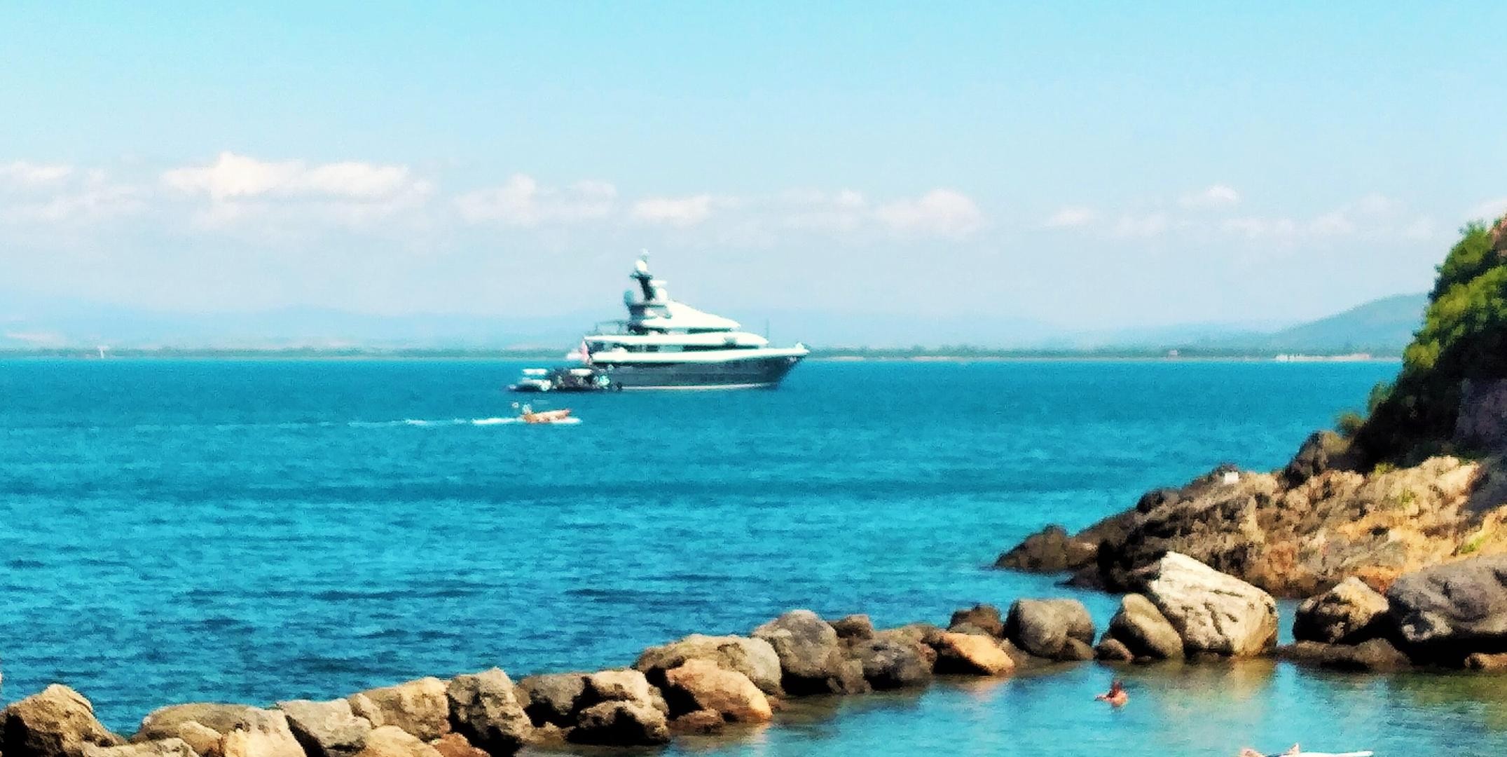 Il maxy yacht Phoenix 2 davanti alla cala del Calvello di Porto Santo Stefano -Artemare Club