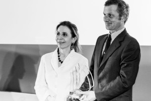 Il Direttore sportivo dello YCCS Edoardo Recchi, riceve il premio da Marina Stella, Direttore Generale di UCINA Confindustria Nautica ph. Martina Orsini/FIV