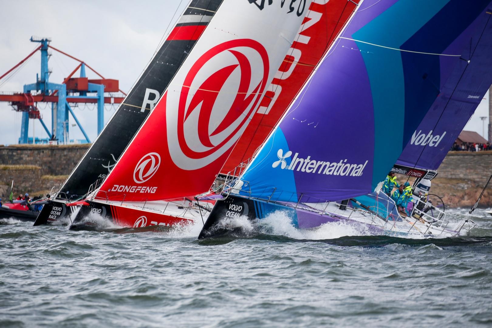 Early advantage to Dongfeng Race Team