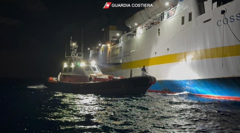Incendio a bordo di un traghetto: la Guardia Costiera trae in salvo tutti i passeggeri