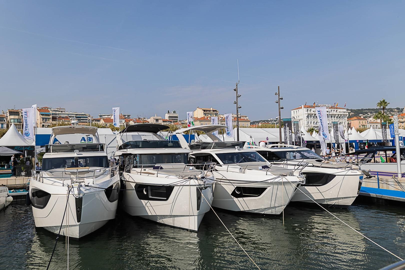 Absolute Yachts trionfa a Cannes con la generazione 2022