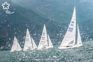 Sehr leichte Winde und ein wolkenverhangener Himmel haben den Teilnehmern am Breeze Grand Slam der Star Sailors League bei der Starboot Europameisterschaft in Riva del Garda (Italien) an Tag drei neue Herausforderungen beschert.
