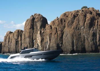 Step onboard the 40-knots Mazu 82 discover all details