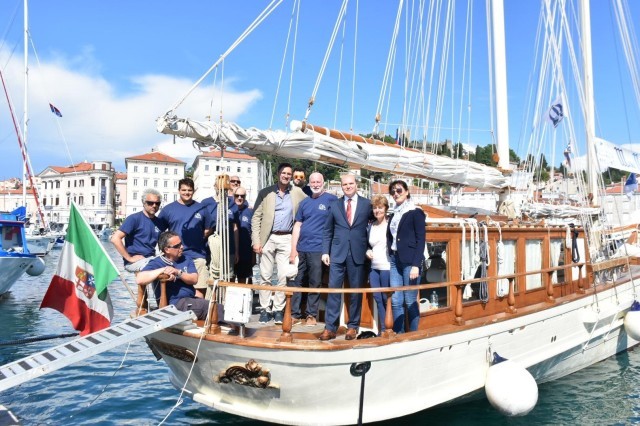 il sindaco di Pirano con l'equipaggio del Museo Navigante