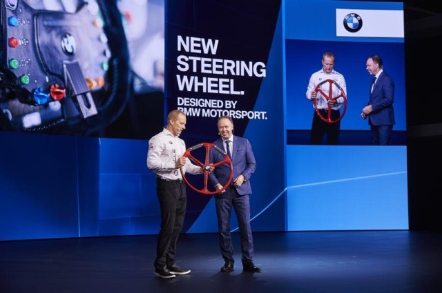 Ian Robertson, membro del CdA di BMW AG, presenta assieme Jimmy Stiphill il nuovo timone di BMW Oracle Team USA
