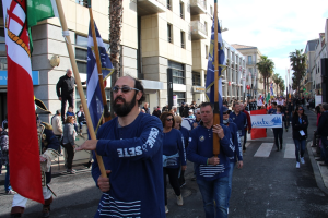 La parata degli equipaggi a Escale à Sète.  Sfila la delegazione italiana.
