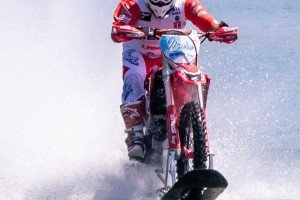 Luca Colombo conquista il record mondiale di velocità sul lago di Como con una moto da cross