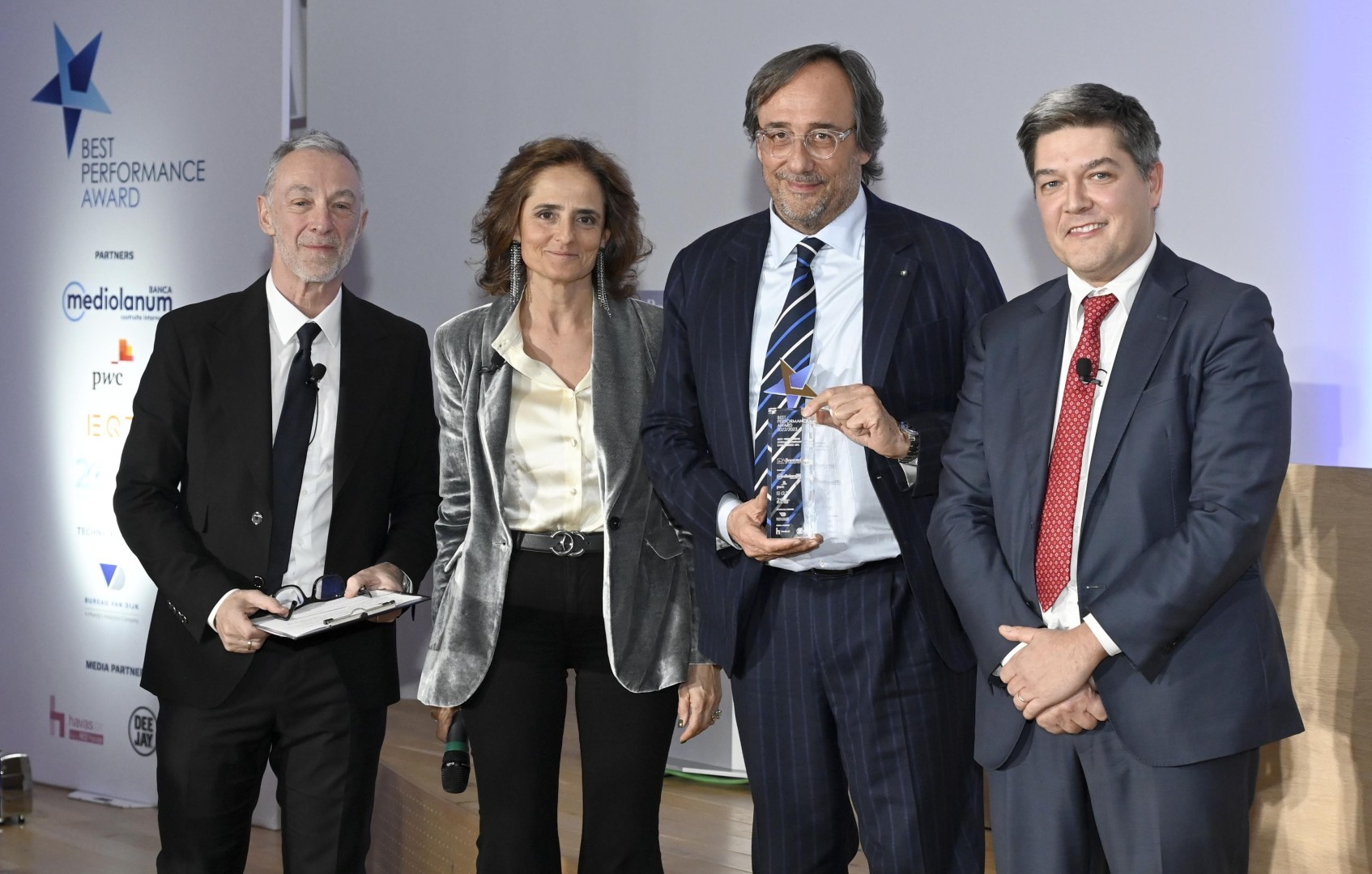 M Perotti (3° da sin) riceve il Best Performer Award