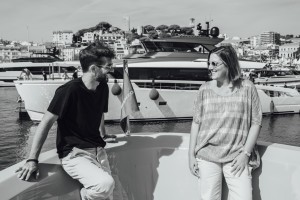 Martina e Bernardo Zuccon a bordo dell’SD96, primo yacht asimmetrico nato da un’idea di Chris Bangle per Sanlorenzo e sviluppata dai due giovani architetti romani.