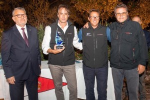 Pietro Moschini, Gabriele Bruni e Giuseppe Puttini ricevono il premio per il secondo posto del Cookson 50 endlessgame nella regata costiera della Rolex Middle Sea Race
