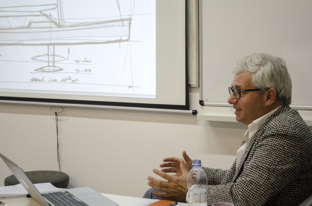 L'Arch. Giovanni Ceccarelli durante una lezione del Master in Yacht Design
