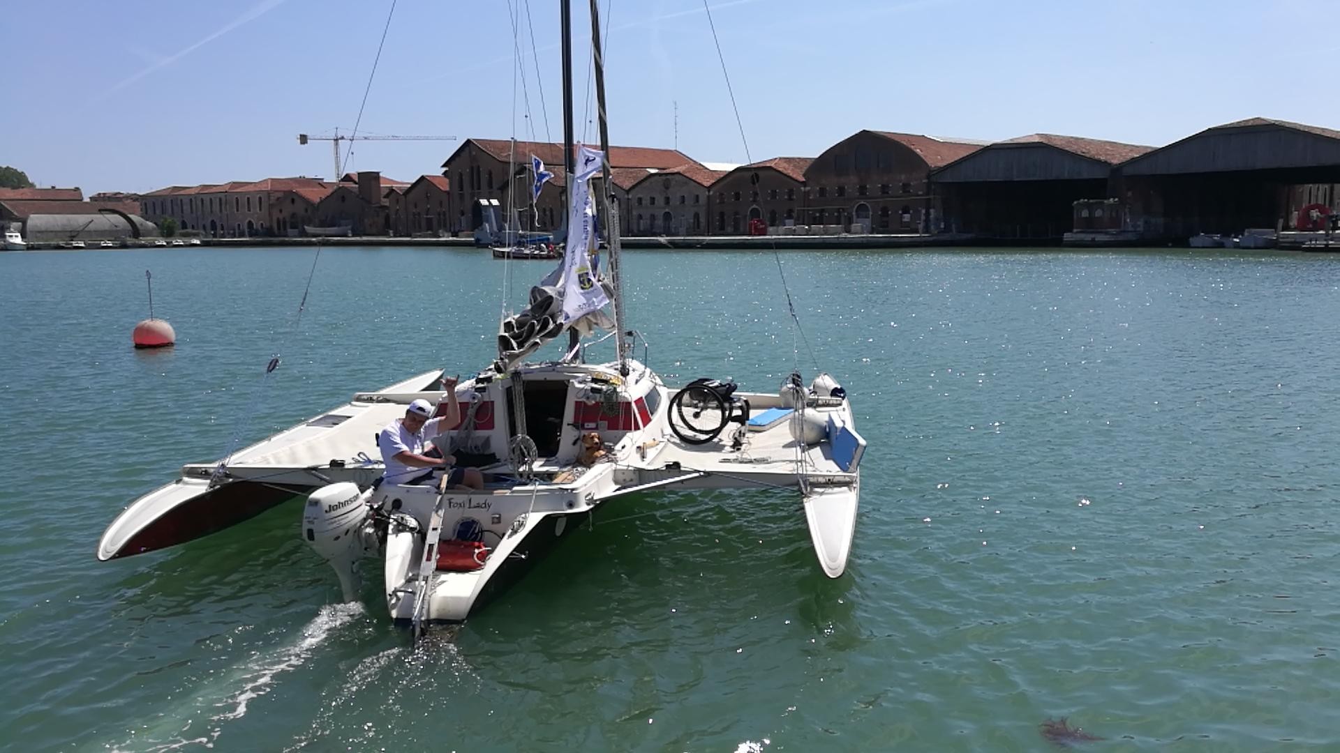 Marco Rossato alla partenza del suo giro d'Italia a vela, oltre le barriere della disabilità