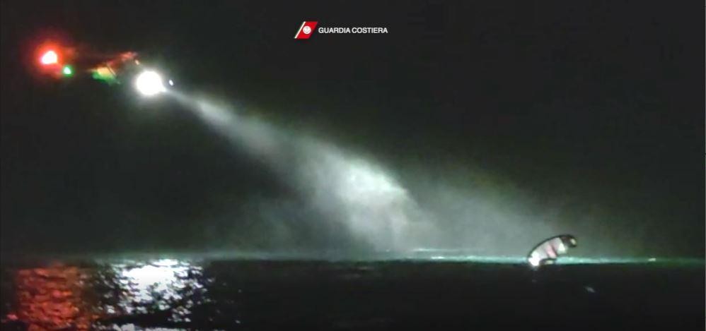 Guardia Costiera di Catania recupera surfista in difficolta'