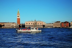 Städtetrip mal anders: Führerscheinfreie Hausbootreisen mit Locaboat Holidays nach Lyon, Amsterdam, Venedig und Berlin