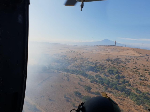 L’intervento dell'elicottero della Marina Militare sull’incendio a Roccadia