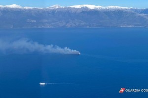 Traghetto italiano in fiamme. La Guardia Costiera italiana supporta le operazioni di monitoraggio ambientale