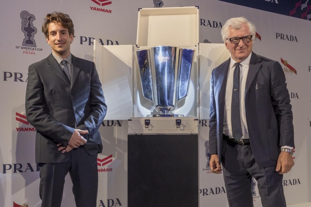 Patrizio Bertelli, Vorsitzender der Luna Rossa Challenge und CEO der Prada Group, enthüllte die silberne Prada Cup-Trophäe des weltbekannten Designers Marc Newson.