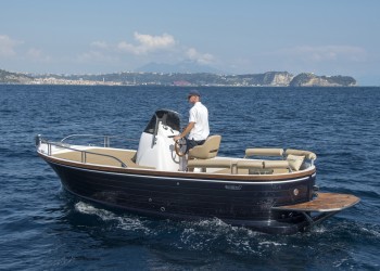 Gozzi Mimì at the Genoa Boat Show with the new Libeccio 11 Walkaround