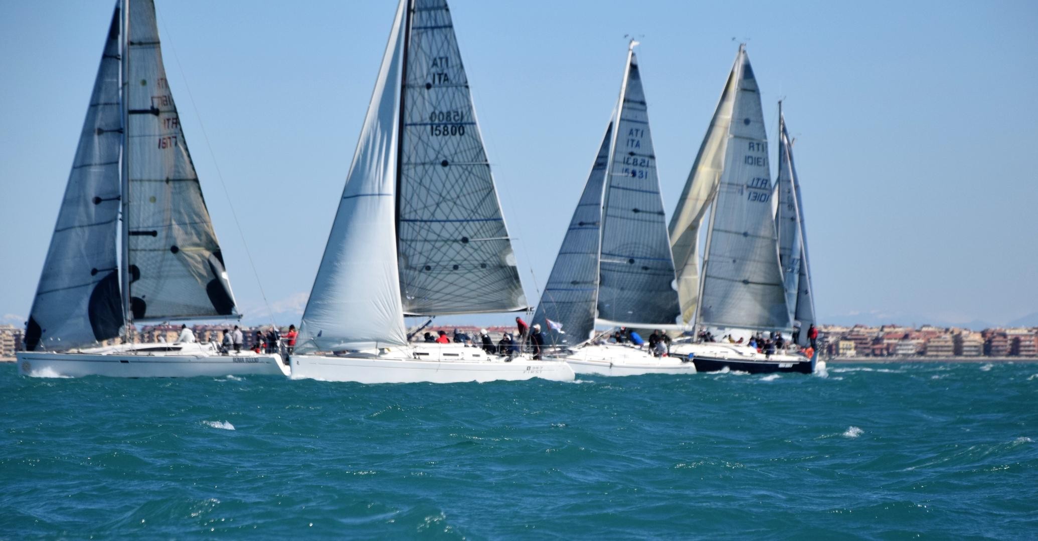 Le imbarcazioni partecipanti al Campionato Invernale in acqua ad Ostia