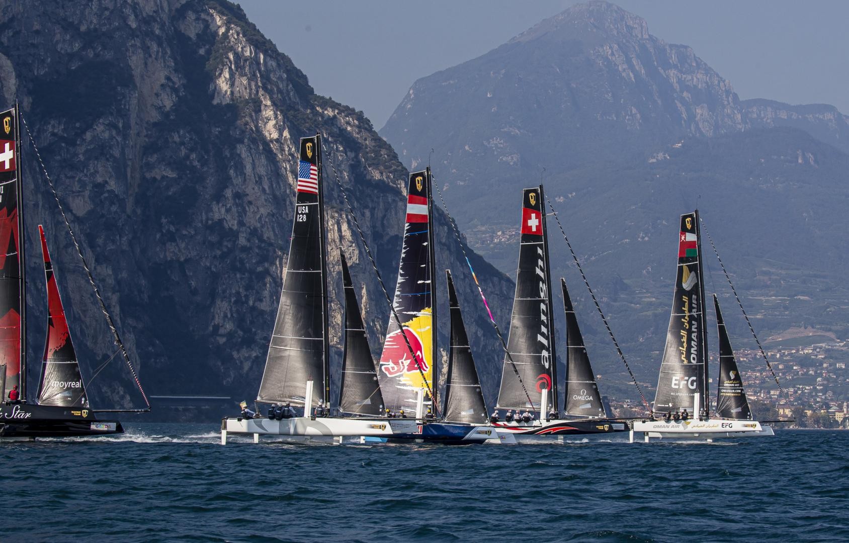 Lo scenario del Lago di Garda è sempre affascinante. Foto: Sailing Energy / GC32 Racing Tour