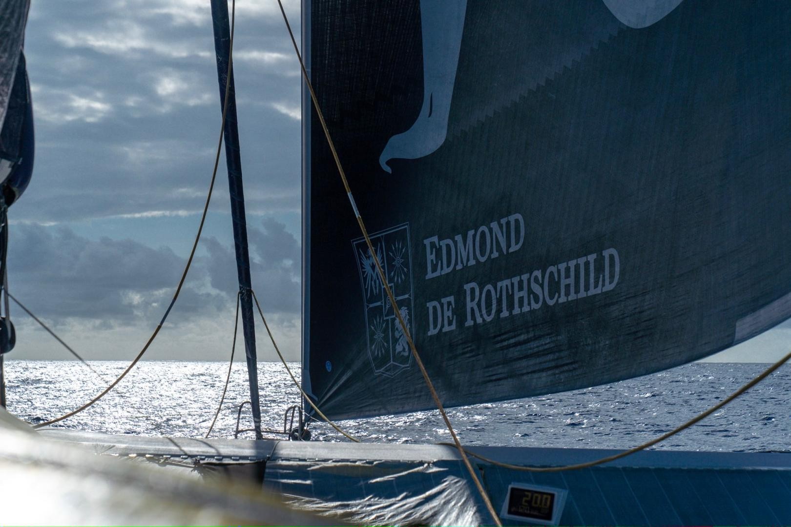 Maxi Edmond de Rothschild in the Doldrums, MACIF going at full speed