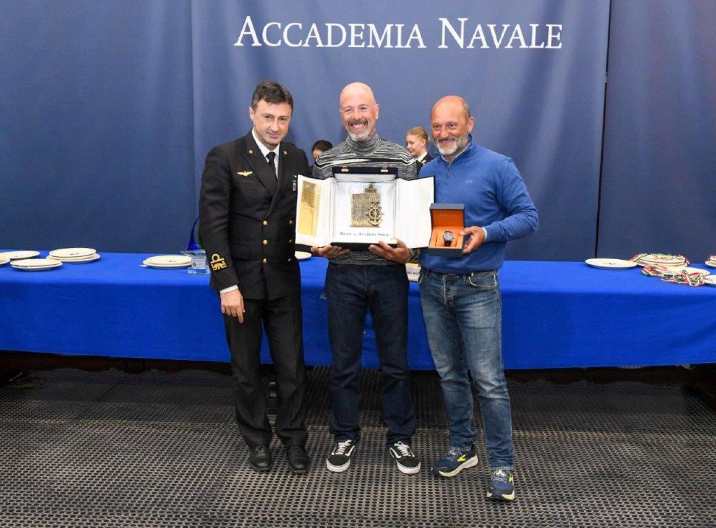 L'Ammiraglio Comandante l'Accademia Navale, Lorenzano Di Renzo consegna il Trofeo Challenge della RAN 630 all'equipaggio in doppio di Lunatika
