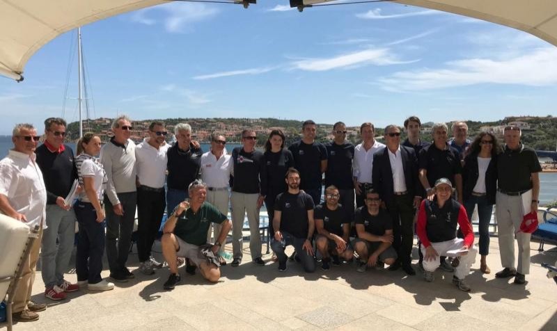 Il Direttore Sportivo dello YCCS, Edoardo Recchi, con i team partecipanti al Vela & Golf