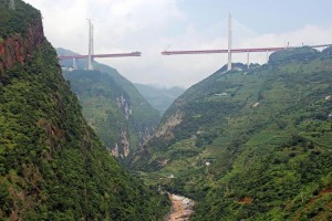 Il Duge Bridge di Beipanjiang in costruzione