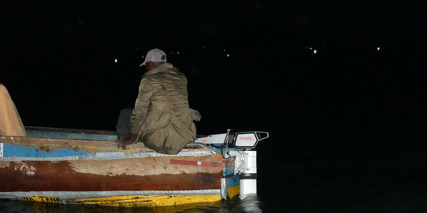 At night the fishermen hang lamps from their boats to attract mosquitos, the favourite food of the omena