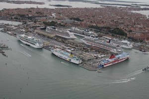Navi da crociera nel porto di Venezia
