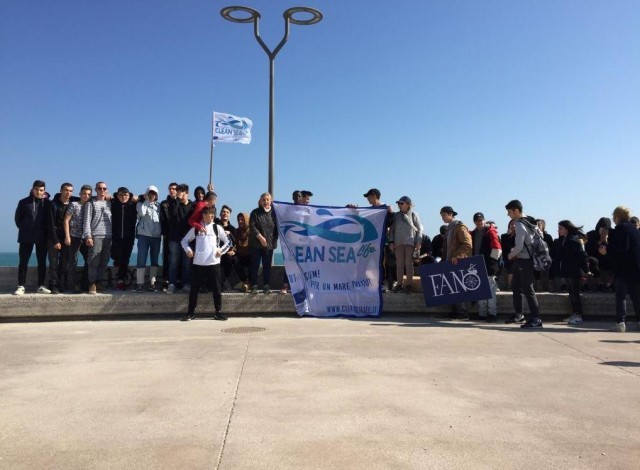 Gli 80 studenti delle scuole del Polo3 di Fano che hanno partecipato alla pulizia della spiaggia Sassonia