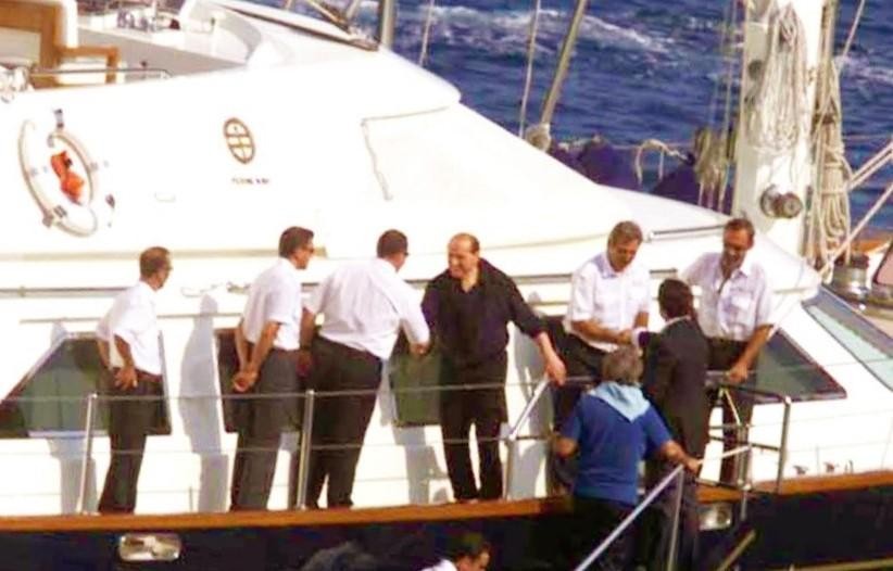 Silvio Berlusconi a bordo del Principessa Vaivia negli anni novanta 
