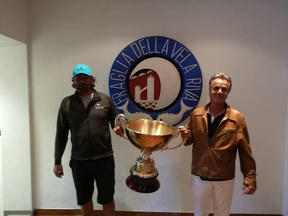 Il presidente del CVTorbole Montagni e l’allenatore Lazzarini con Trofeo Paola