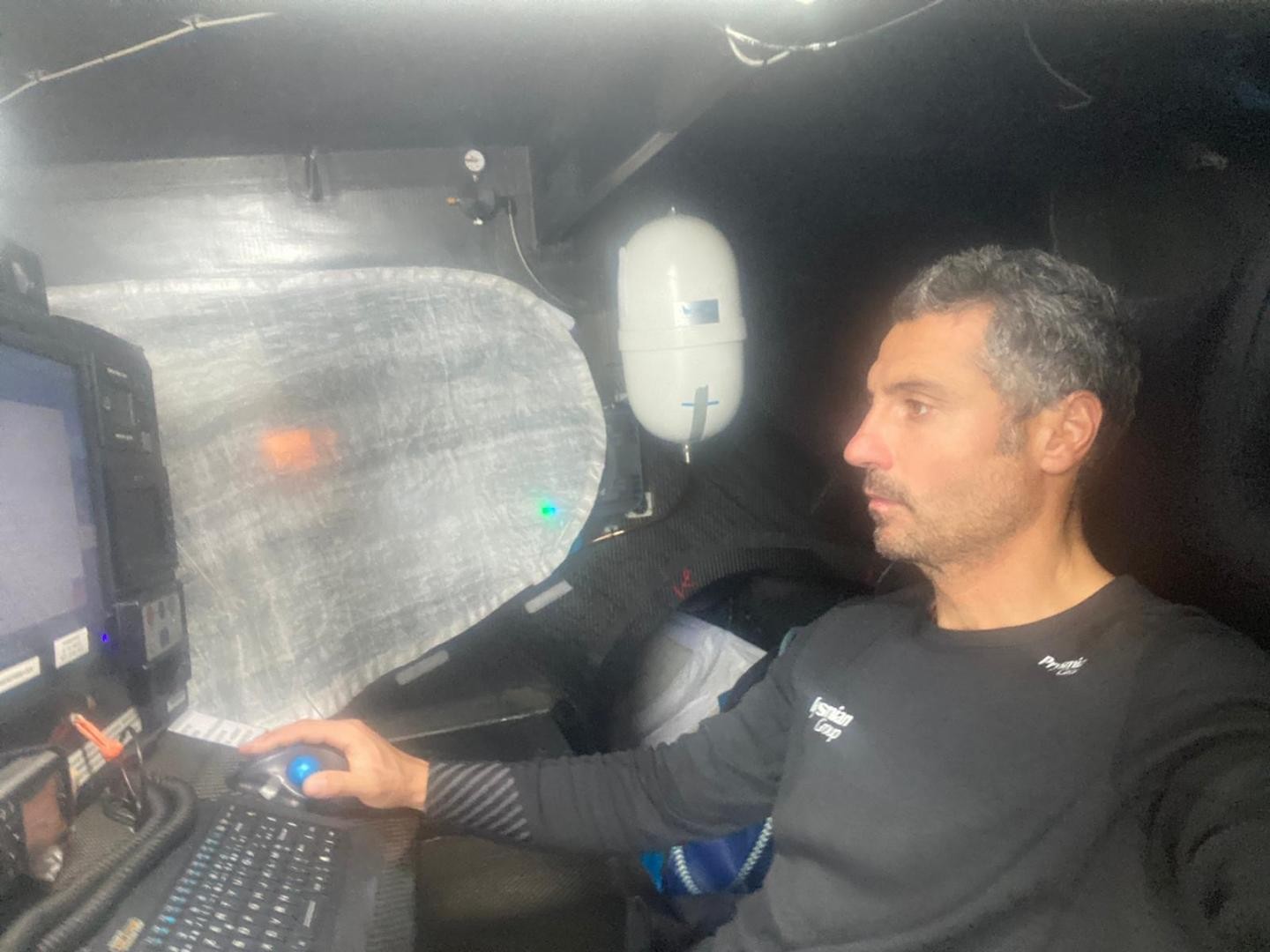 Giancarlo Pedote in navigazione sull’IMOCA Prysmian Group durante la Vendée Arctique Les Sables d’Olonne
