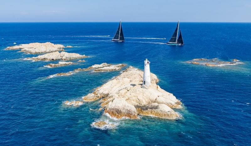 I J Class, Velsheda e Topaz, mentre girano gli isolotti dei Monaci nell'Arcipelago di La Maddalena, Maxi Yacht Rolex Cup 2019