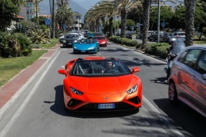 Le Lamborghini sul lungomare di Carrara