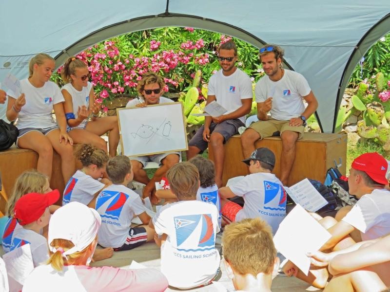 I bambini della YCCS Sailing School con l'istruttore e testimonial One Ocean Daniele Nanni