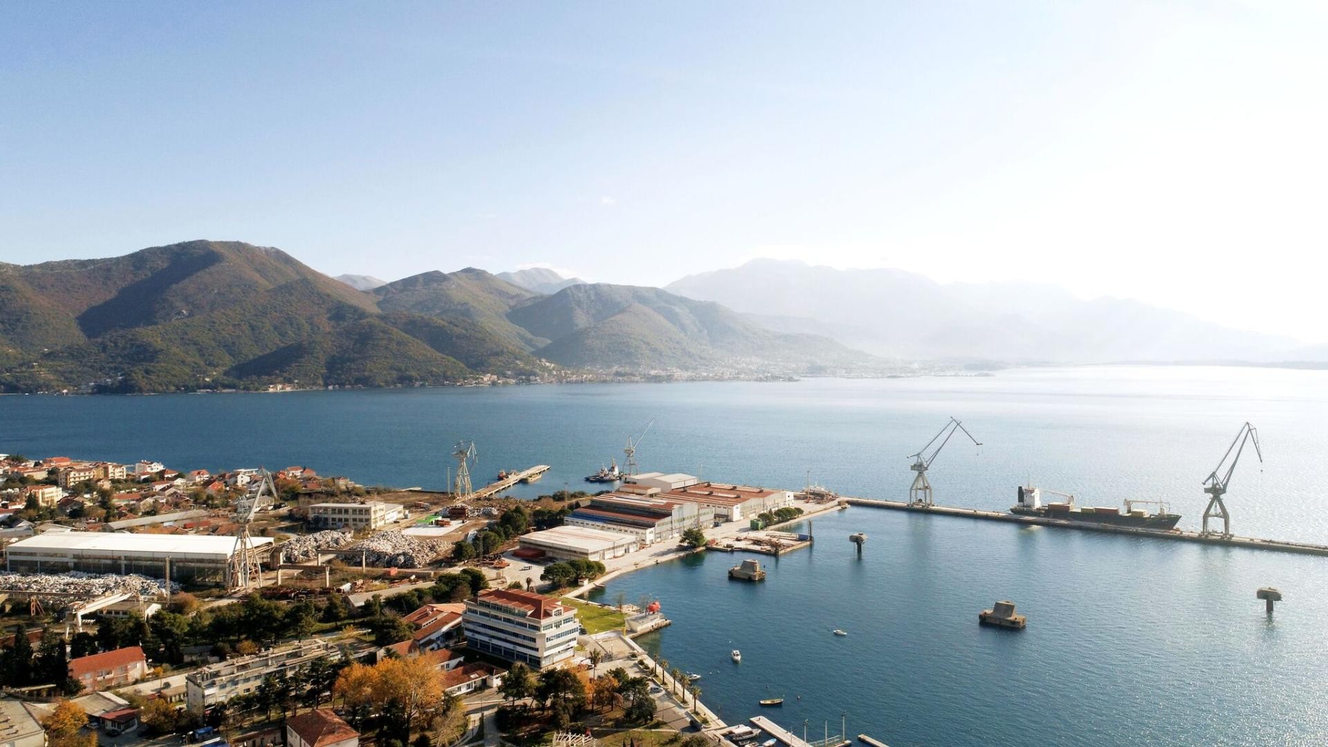 Damen, Adriatic Marinas and the Montenegrin Government sign contract for redevelopment of Bijela shipyard