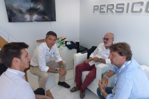 Con Shaun Carkeek (destra), Daniele Mazzon (sinistra) e Marcello Persico (dietro in centro) al Monaco Yacht Show