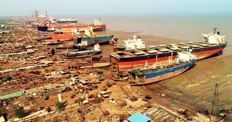 La tristemente famosa spiaggia di Alang per la demolizione delle navi