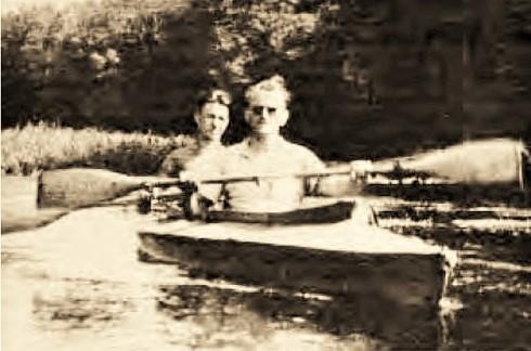Un giovane Karol Wojtyla in canoa nel 1958
