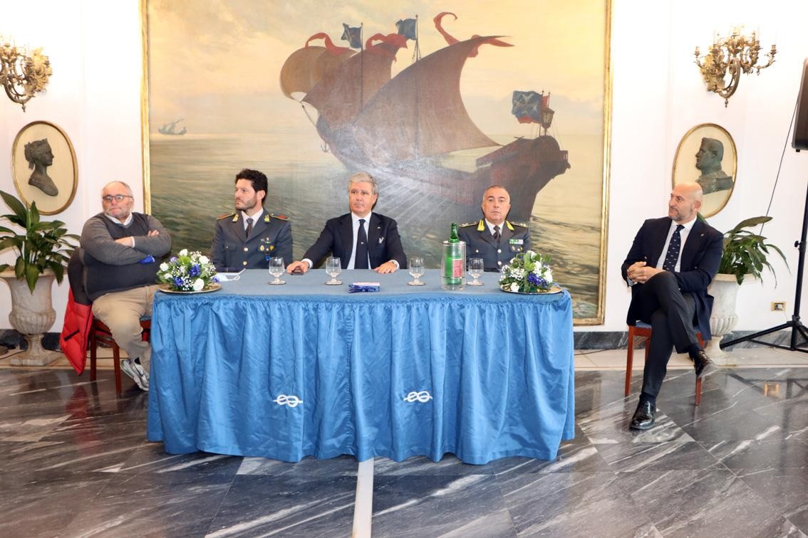 Il Reale Yacht Club Canottieri Savoia di Napoli apre le porte al grinder Romano Battisti e alla sua storia raccontata nel libro 'Dentro Luna Rossa'