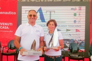 Monica Pizzoli e Salvatore Mennella della barca Quattro Gatti con i premi del Trofeo Arcipelago Toscano