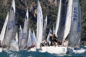 Spettacolo a Riva del Garda: J/24 inaugurano il Campionato del mondo