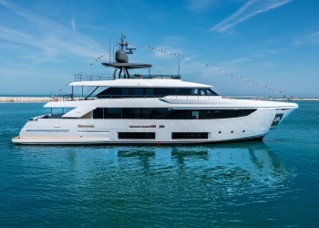 Custom Line celebrates the launch of its 27th Navetta 33 superyacht