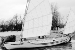 Un'originale canoa a vela