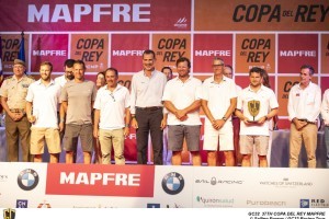 Jason Carroll e l'equipaggio di Argo ricevono il trofeo Owner-Driver da S.A.R. Felipe VI di Spagna