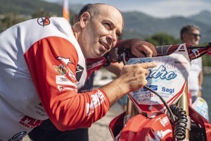 Luca Colombo conquista il record mondiale di velocità sul lago di Como con una moto da cross
