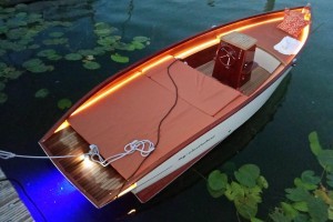 Leichte Boote, starker Sound: WHD bringt Elektroboote zum Klingen WHD lässt seine unsichtbaren Soundsysteme zu Wasser: Der Bootshersteller MY-Electroboat aus dem bayerischen Raisting setzt seit diesem Jahr für seine modernen Leichtlauf-Elektroboote auf die innovative Audiotechnik von WHD.