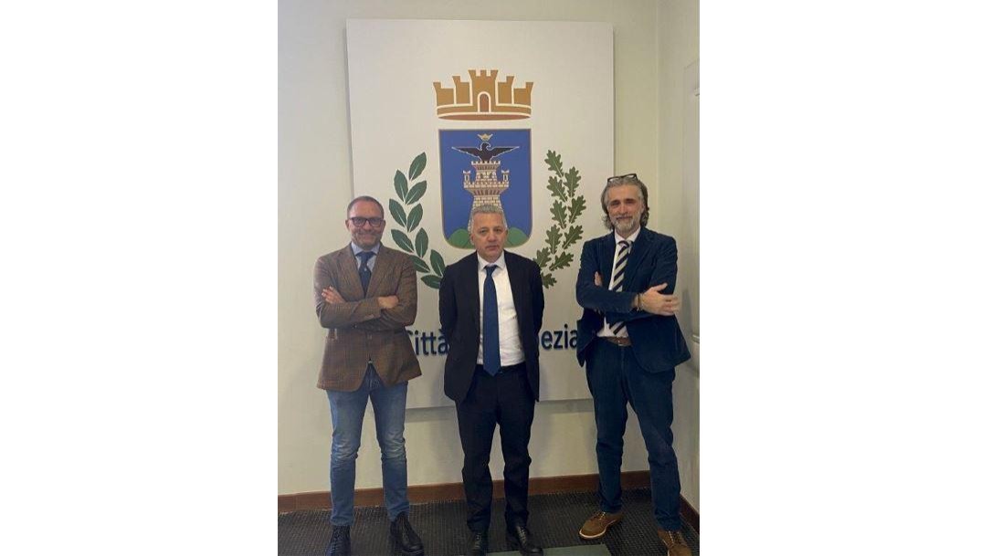Da sinistra: Aldo Manna (Partner & Sales Director di Antonini Navi), Pierluigi Peracchini (Sindaco della Spezia), Simone Antonini CEO Gruppo Antonini
